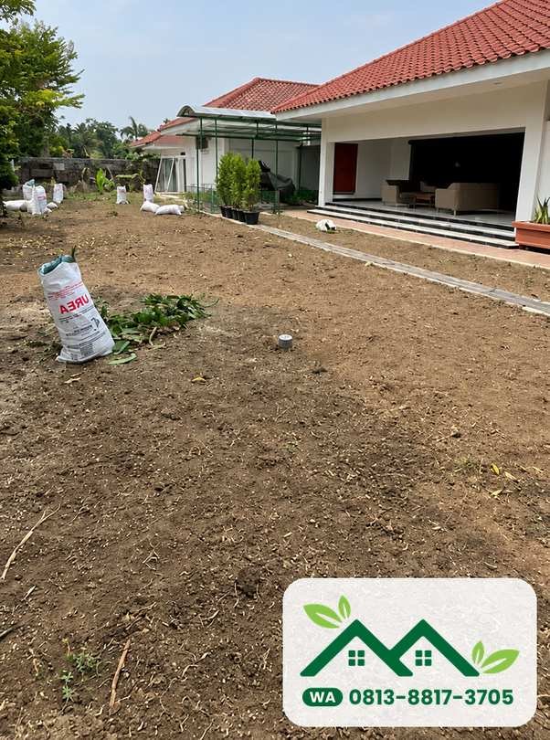 Lahan taman perumahan Petrokimia Gresik disiapkan sebelum pasang rumput