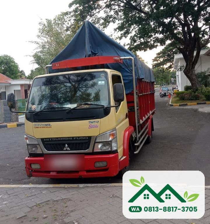 Truk pengiriman rumput jepang tiba di perumahan Petrokimia Gresik