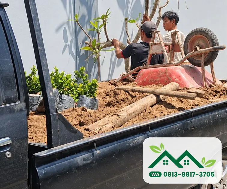 Pickup berisi tanah subur di depan rumah