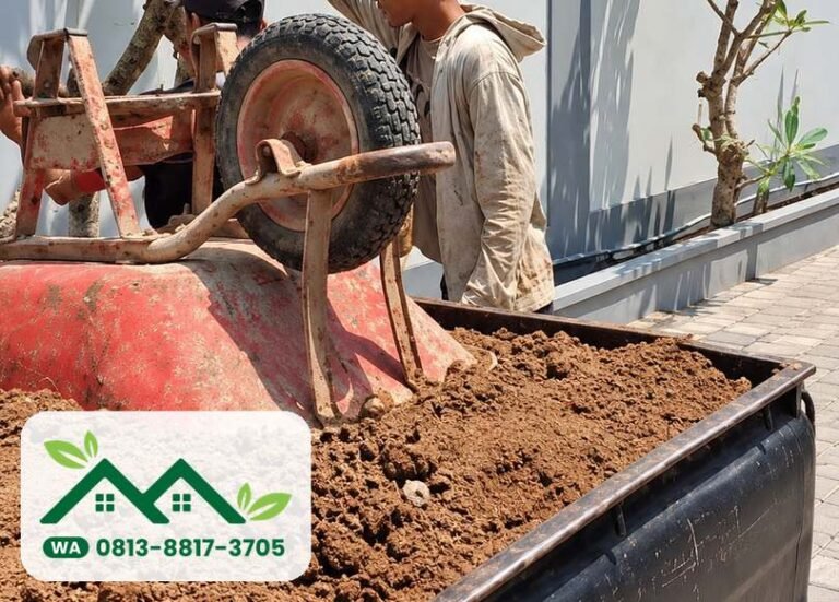 Pickup berisi tanah subur dan arco siap dibongkar di halaman rumah