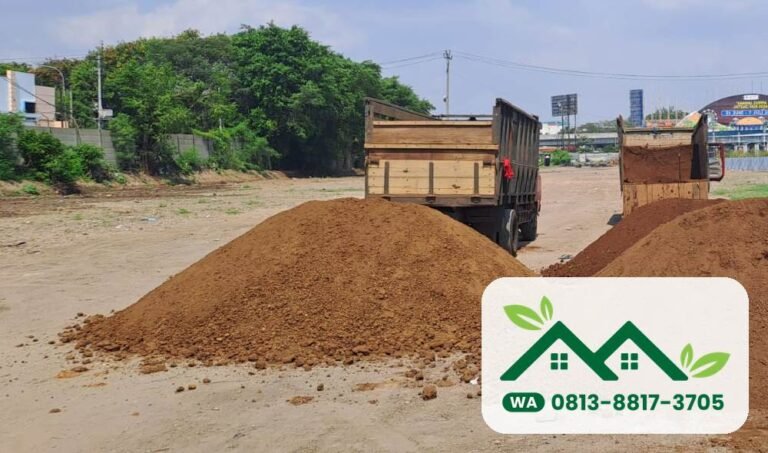 Dua dam truk menurunkan tanah subur di lahan terbuka
