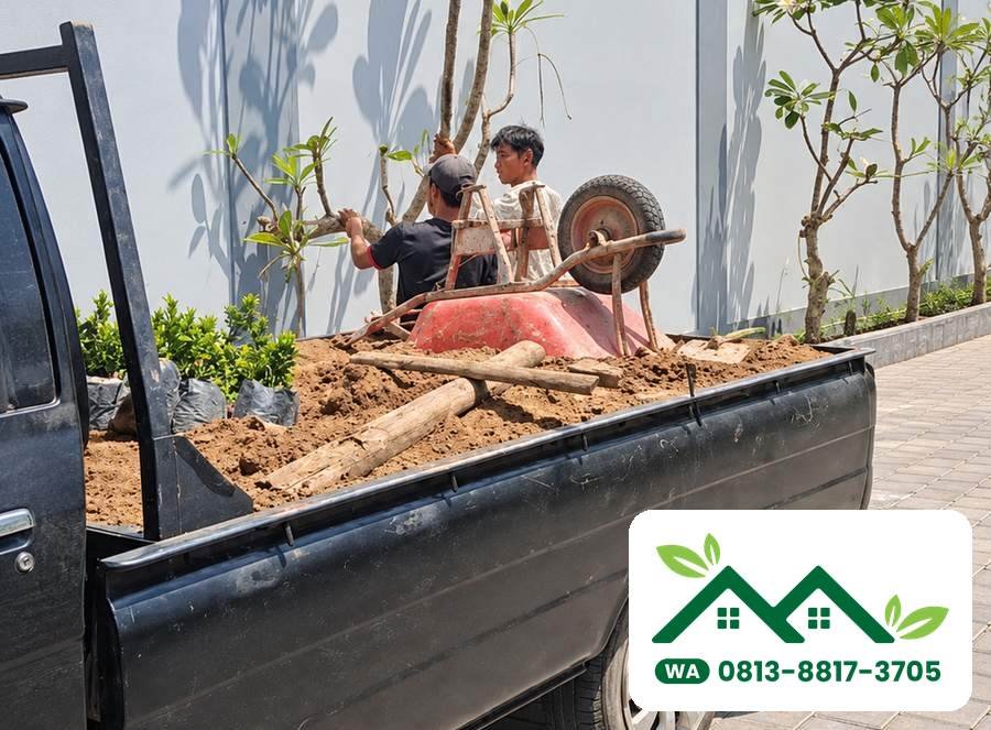 Pickup mengantar tanah subur ke rumah pelanggan