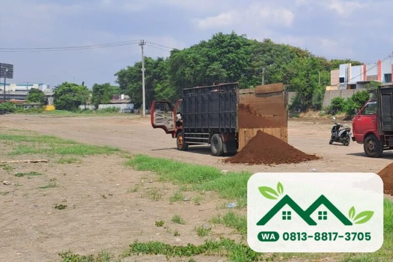 Truk membongkar tanah subur di lahan proyek