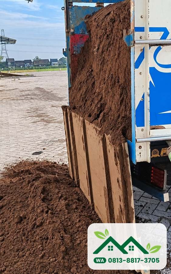 Tanah subur Kota Batu: bongkar tanah humus dari truk