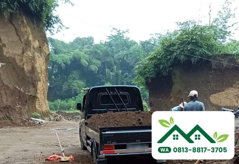 Pickup bermuatan tanah subur di lahan galian