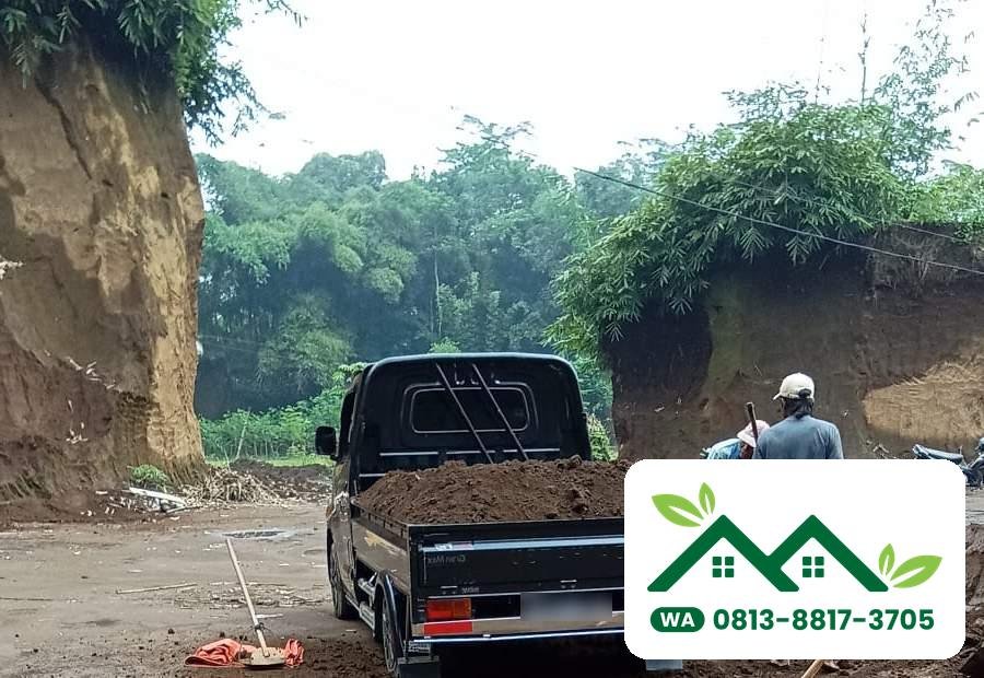 Pickup bermuatan tanah subur di lahan galian