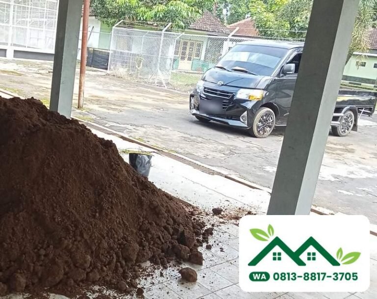 Tumpukan tanah subur gembur di teras bangunan