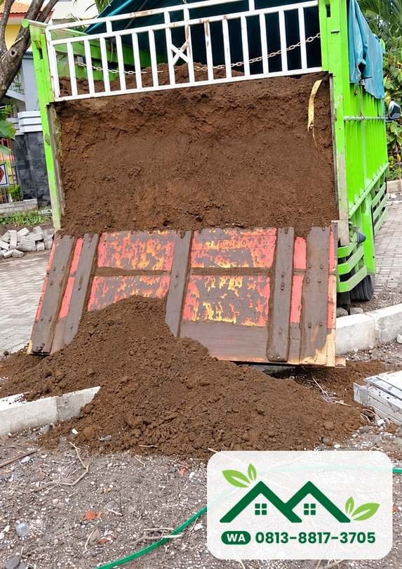 Tanah subur Mojokerto: bongkar truk 7 kubik di perumahan