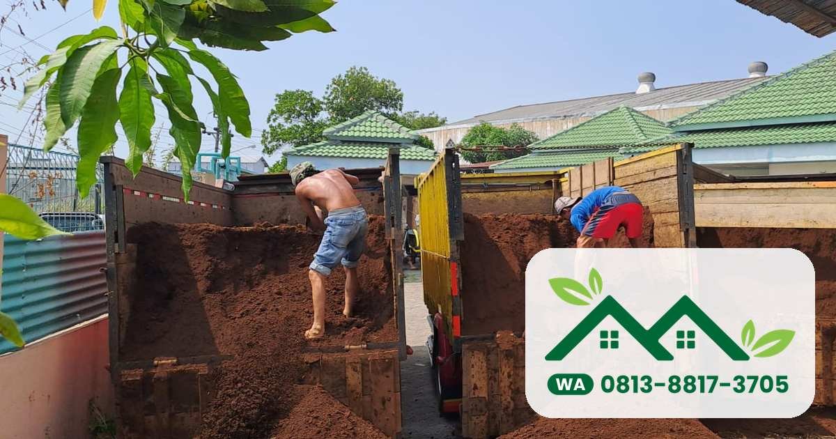 Pekerja memuat tanah subur ke truk di mitra Semarang