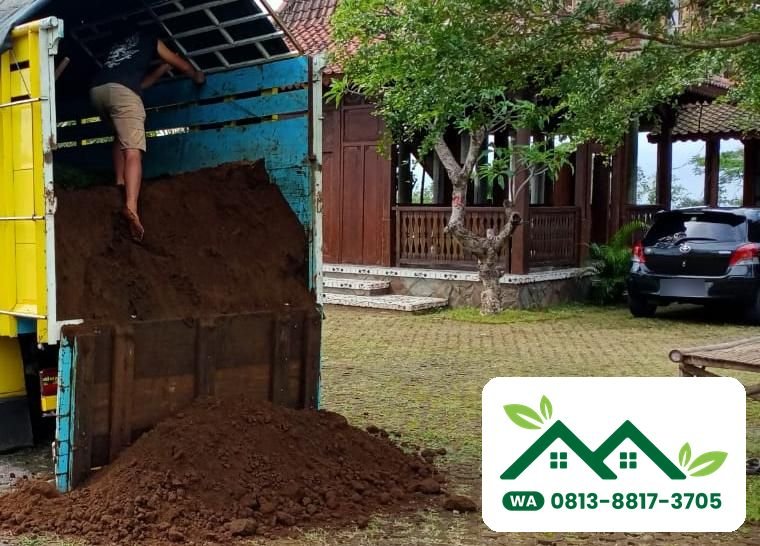 Truk membongkar tanah subur di halaman rumah